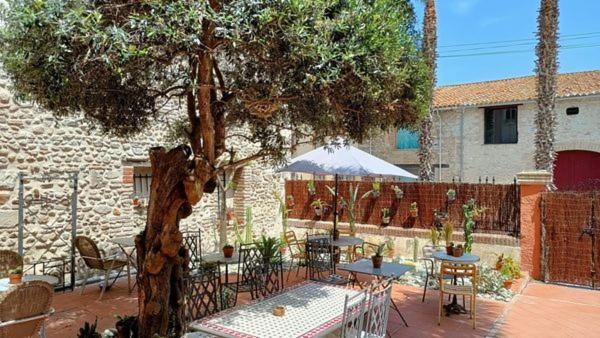 Hotel El Castell Embruixat Saint-Hippolyte  Esterno foto